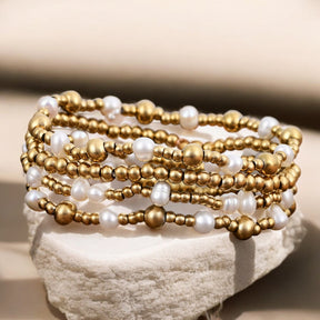 Gold schimmerndes Perlenarmband-Set