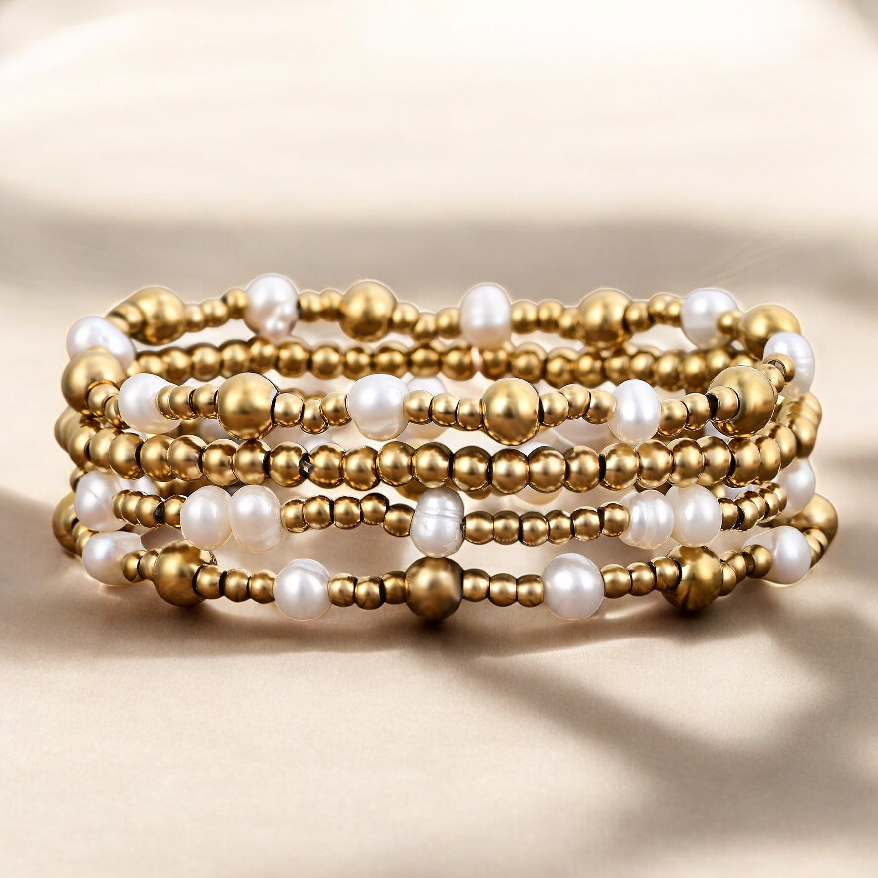 Gold schimmerndes Perlenarmband-Set
