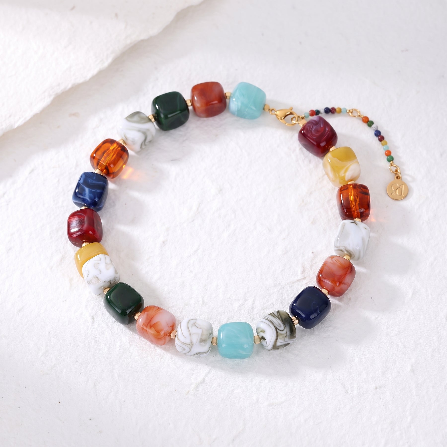 Kettenanhänger mit großen quadratischen Perlen in Orange
